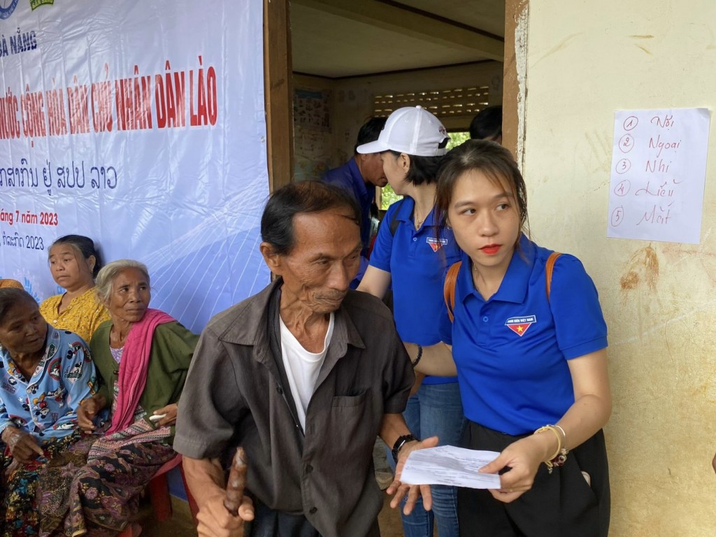 khám chữa bệnh phát thuốc miễn phí cho 2000 người dân tại huyện Saravan, tỉnh Salavane
