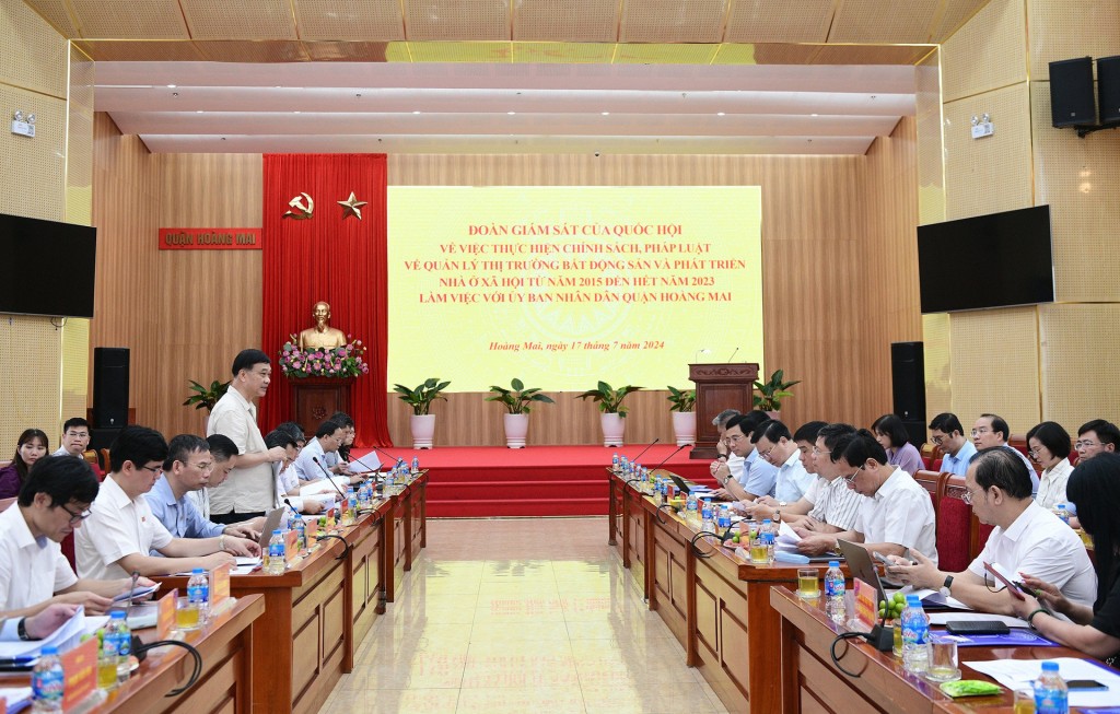 Đoàn giám sát của Quốc hội làm việc tại UBND quận Hoàng Mai. Ảnh: Trọng Quỳnh