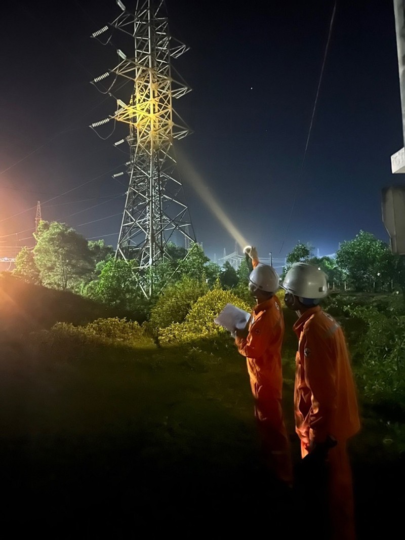 Công nhân Đội Quản lý vận hành lưới điện cao thế Hà Tĩnh kiểm tra tuyến đường dây vào ban đêm