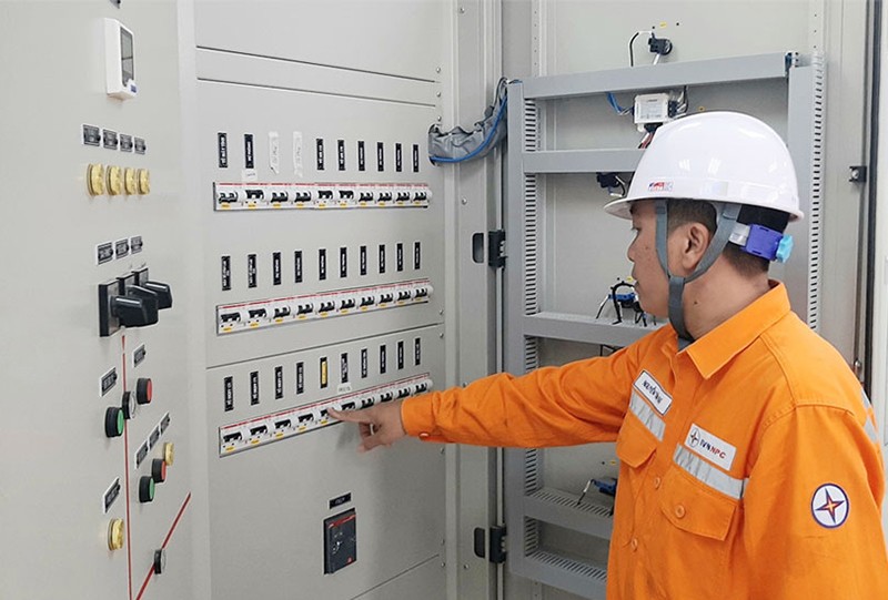 Công nhân PC Hà Nam điều khiển từ xa hệ thống điện 110kV tại Trạm biến áp Nhân Mỹ (Lý Nhân)