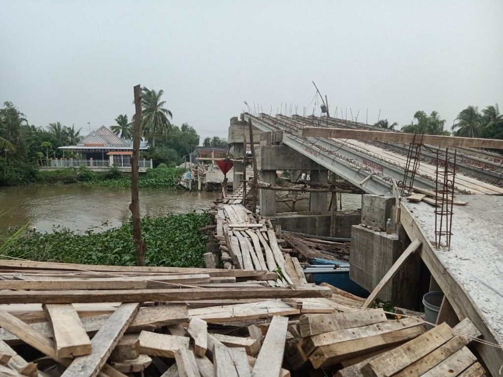 Công ty TNHH Xây dựng Phúc  dừng thi công do sự cố sập cầu ảnh hưởng nghiêm trọng việc đi lại của xã Thạnh Đông, huyện Tân Hiệp.
