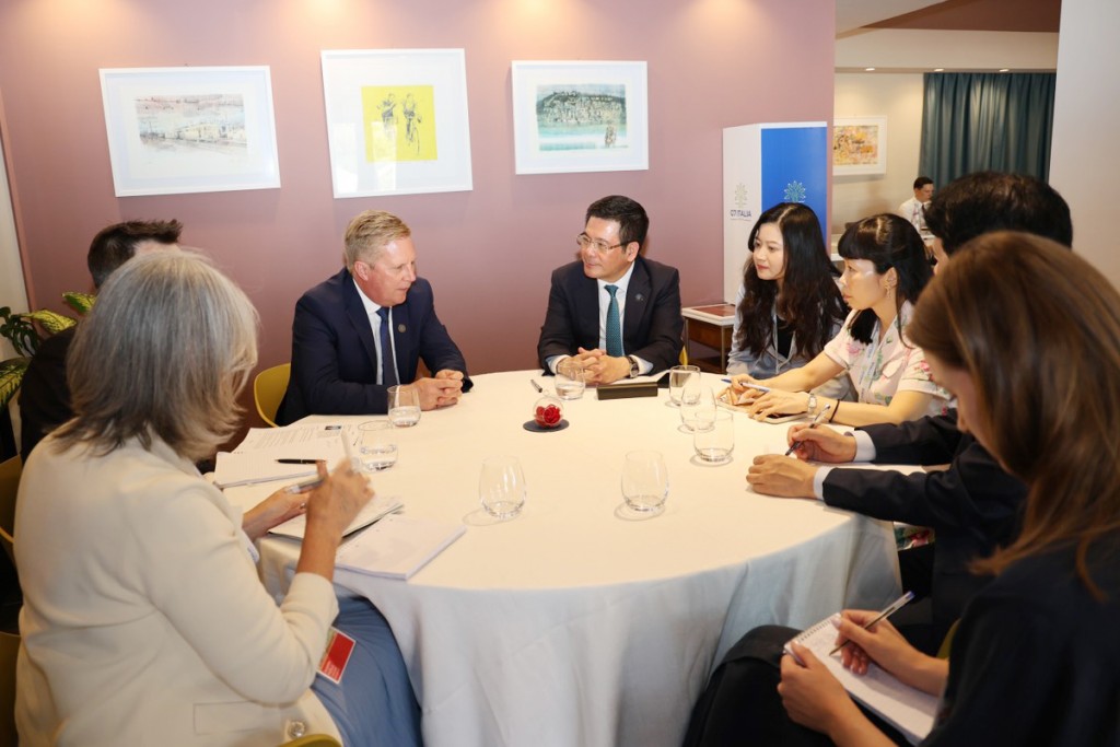 Bộ trưởng Bộ Công thương tiếp xúc song phương Bộ trưởng Thương mại New Zealand