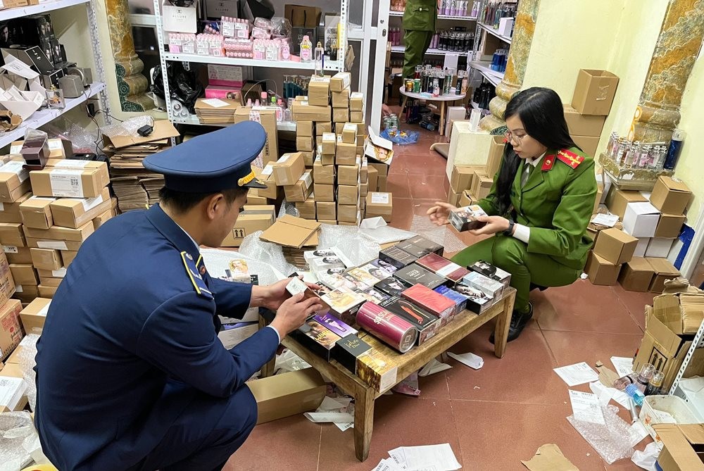 Lực lượng chức năng kiểm tra, thu giữ lô mỹ phẩm giả nhãn hiệu lớn tại một cửa hàng ở quận Bắc Từ Liêm