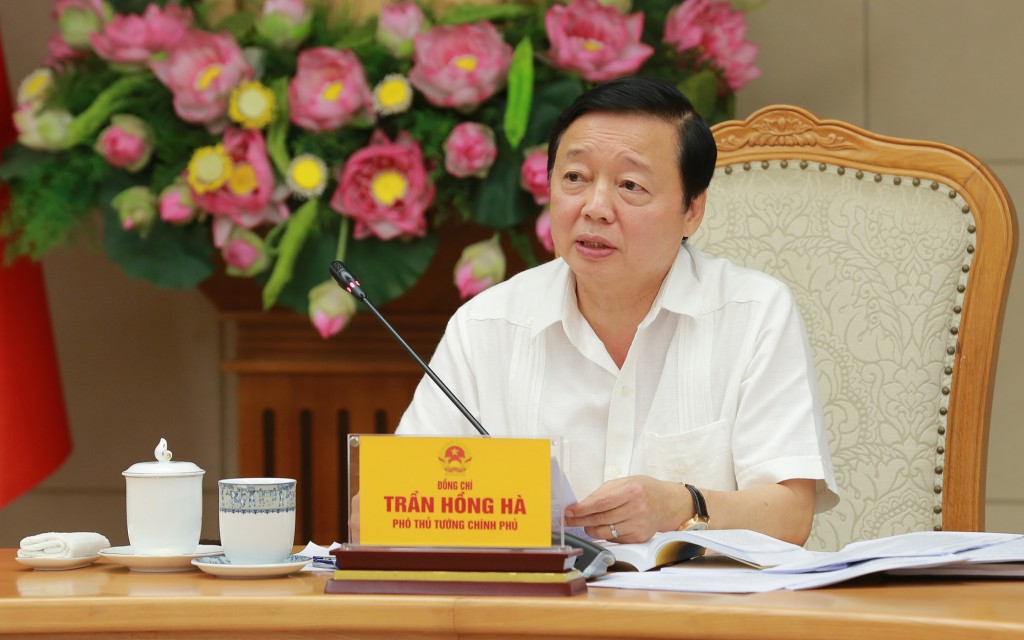 Phó Thủ tướng Trần Hồng Hà lưu ý các chính sách hỗ trợ việc làm, đào tạo nghề cần tính đến những người sống phụ thuộc vào người lao động, cá nhân có đất thu hồi, trường hợp các hộ chia tách từ hộ gia đình có đất thu hồi - Ảnh: VGP/Minh Khôi