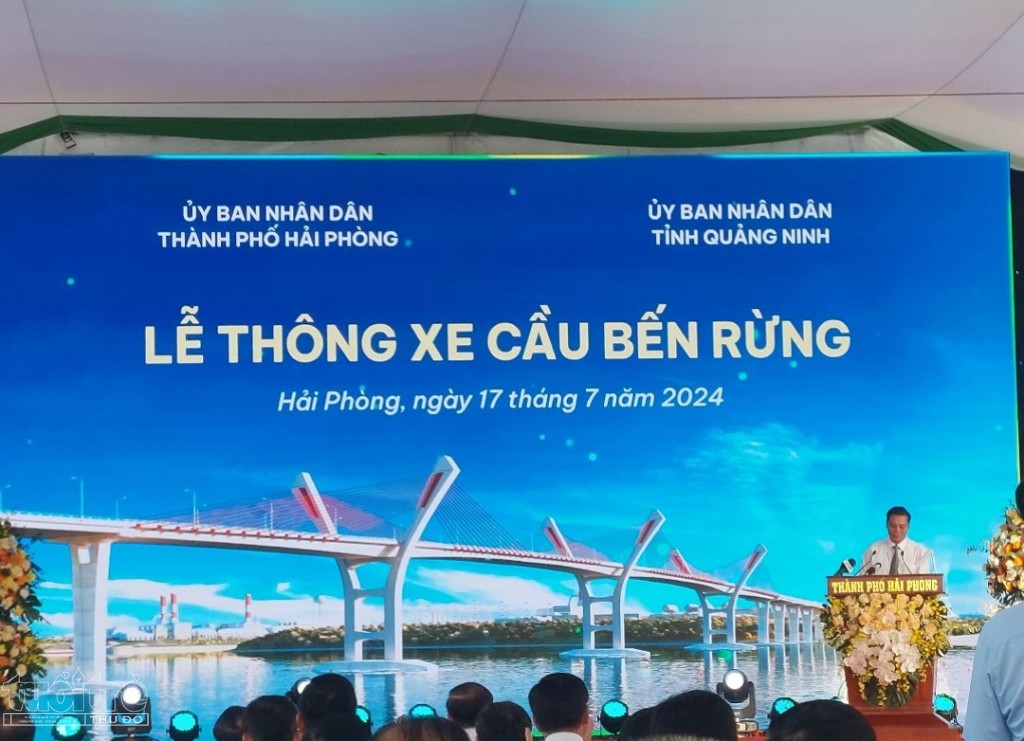 Chủ tịch Quốc hội Trần Thanh Mẫn cắt băng thông xe cầu Bến Rừng