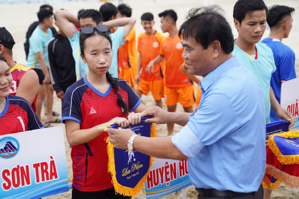 Lãnh đạo Sở Văn hóa Thể thao Đà Nẵng trao cờ lưu niệm cho các vận động viên (Ảnh Đ.Minh)