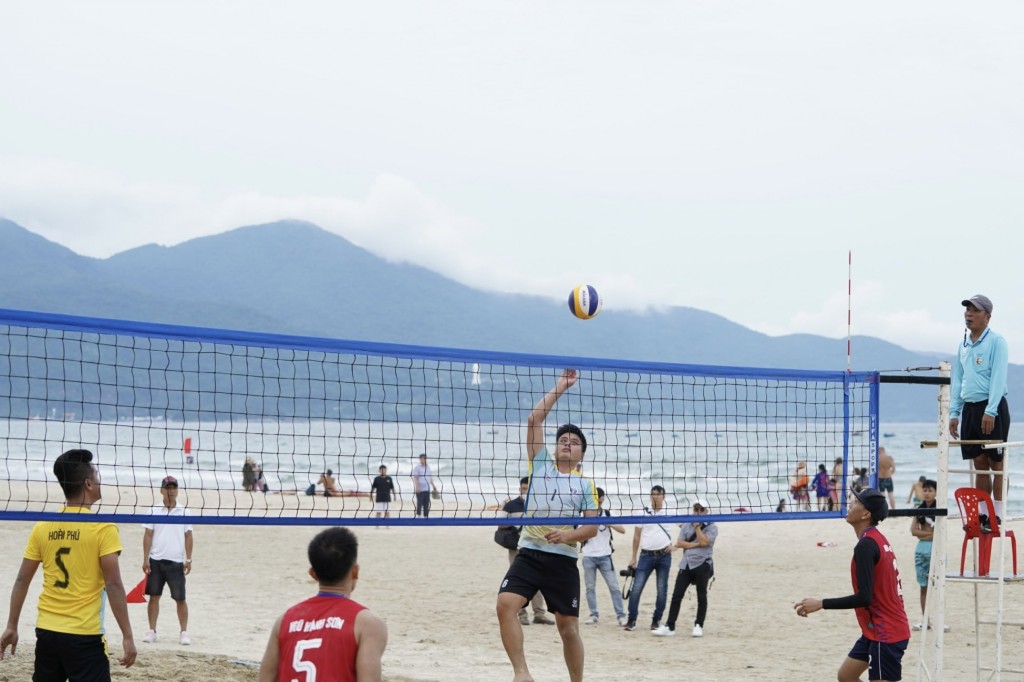 bóng đá và bóng chuyền bãi biển đã trở thành một phần không thể thiếu trong đời sống và văn hóa người dân Đà Nẵng (Ảnh Đ.Minh)