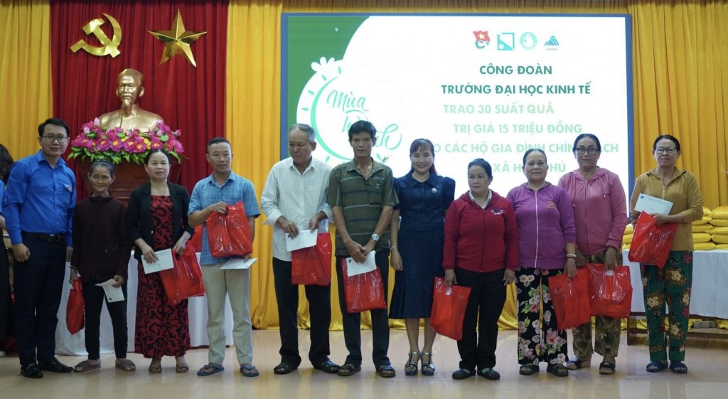 Đoàn trường và Công đoàn trường ĐH Kinh tế Đà Nẵng trao quà cho các gia đình chính sách tại huyện Hòa Vang 
