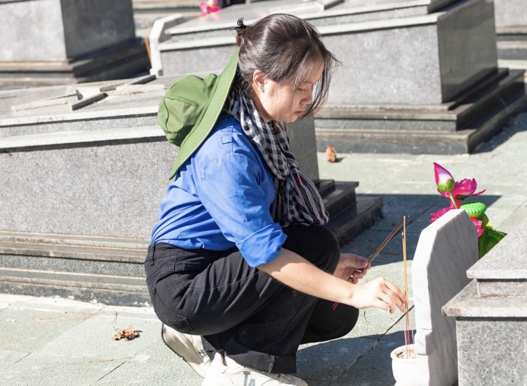 Các đoàn viên thanh niên thắp hương và dâng hoa tri ân các anh hùng liệt sĩ đã ngã xuống vì độc lập tự do dân tộc tại nghĩa trang liệt sĩ xã Hòa Phú