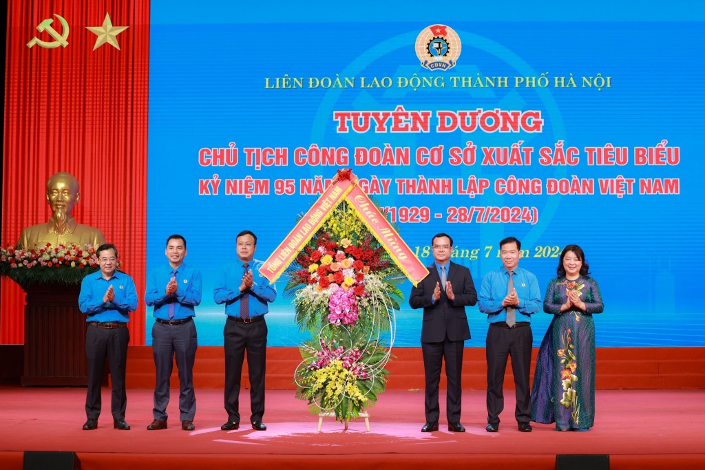 Đồng chí Nguyễn Đình Khang - Ủy viên Trung ương Đảng, Chủ tịch Tổng LĐLĐ Việt Nam tặng hoa chúc mừng Tổ chức Công đoàn Thủ đô
