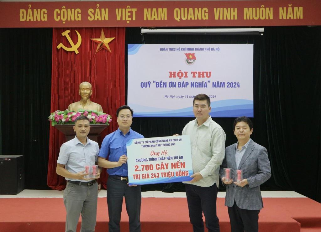 Đại diện nhà tài trợ gửi tặng tới Quỹ “Đền ơn đáp nghĩa” năm 2024 2.700 cây nến. Đây là năm thứ hai liên tiếp Ban tổ chức nhận được tài trợ ủng hộ từ cá nhân doanh nghiệp.