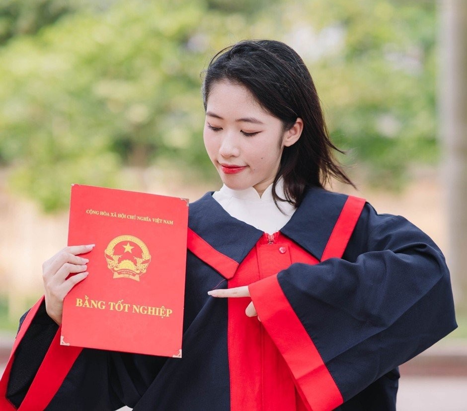 Với tổng điểm 28.5, Lê Thu Trang, nữ sinh lớp 12A9 trường THPT Lý Thường Kiệt (Long Biên) trở thành Thủ khoa khối D01 của Hà Nội tại kì thi tốt nghiệp THPT năm 2024