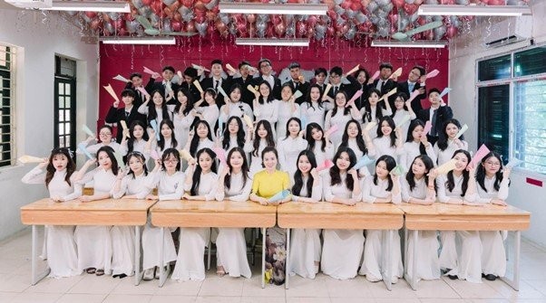 Thu Trang (thứ hai từ trái qua phải, hàng thứ nhất) cùng tập thể lớp 12A9 chụp ảnh tốt nghiệp