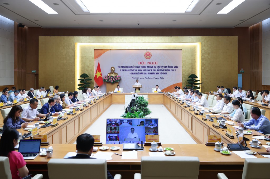 Thủ tướng yêu cầu các cơ quan đại diện cần đẩy mạnh quảng bá ra thế giới về các mặt hàng, sản phẩm của Việt Nam với chất lượng cao, giá thành cạnh tranh; cũng như tăng cường giới thiệu về môi trường, đầu tư kinh doanh của Việt Nam - Ảnh: VGP/Nhật Bắc