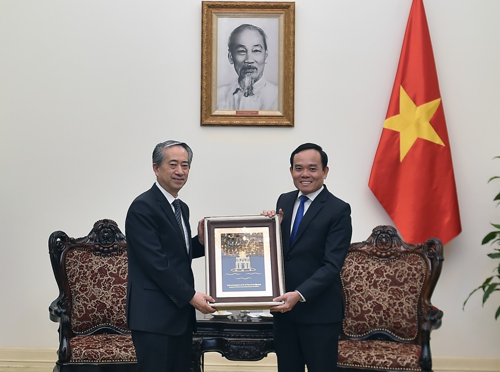 Phó Thủ tướng Trần Lưu Quang tặng quà lưu niệm cho Đại sứ Hùng Ba - Ảnh: VGP/Nhật Bắc