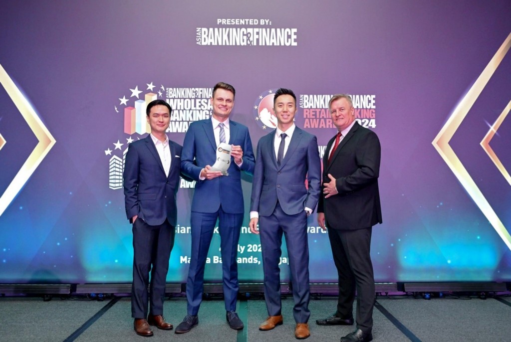 Đội ngũ phát triển Sản phẩm Thẻ của Home Credit Việt Nam nhận cúp từ Asian Banking & Finance tại sự kiện ở Singapore.