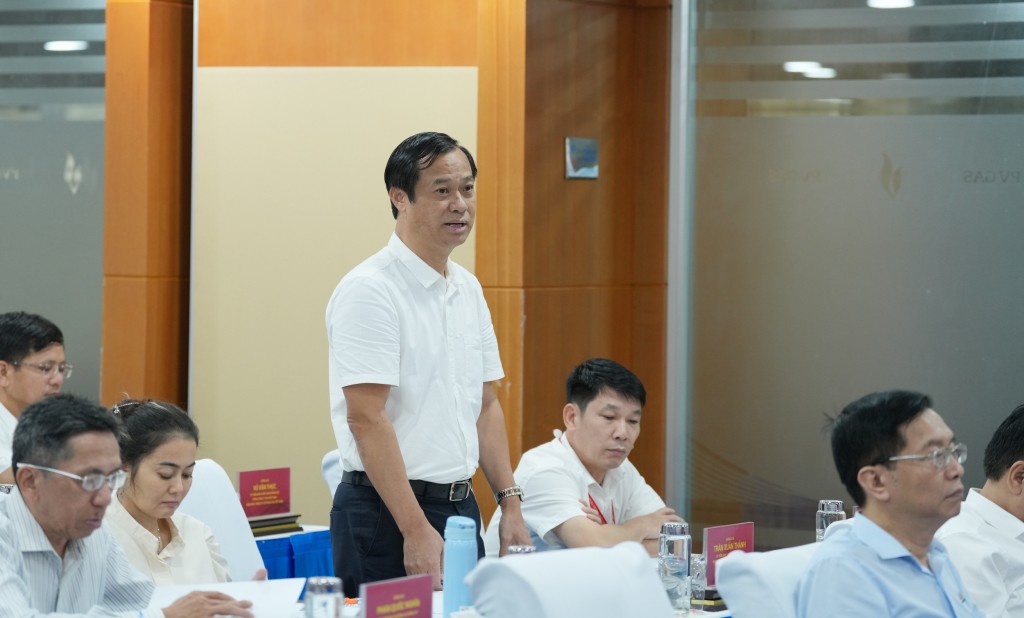 Đồng chí Chủ tịch Công đoàn PV GAS – Trần Xuân Thành thảo luận tại Hội nghị