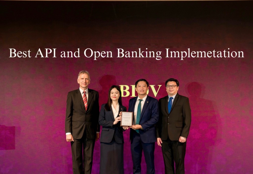 Ông Nguyễn Chiến Thắng (Giám đốc Trung tâm Phát triển Ngân hàng số BIDV) và bà Bùi Minh Trang (Phó Giám đốc Ban Chính sách Sản phẩm bán buôn BIDV) nhận giải thưởng