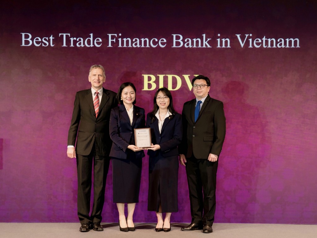 Bà Đặng Hoài Ly (Phó Giám đốc Trung tâm  Tác nghiệp Tài trợ thương mại BIDV)   và bà Phạm Minh Châu (Phó Giám đốc Ban Chính sách Sản phẩm bán buôn BIDV) nhận giải thưởng