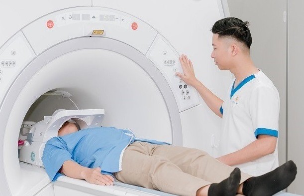 Phẫu thuật lấy hàng trăm viên sỏi túi mật cho bệnh nhân người Brazil