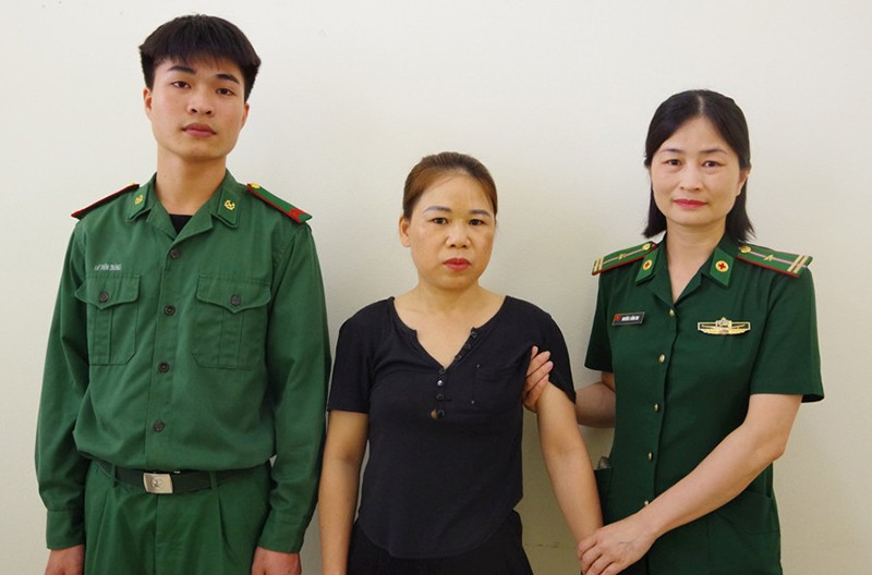 Cán bộ Bộ đội Biên phòng tỉnh Nam Định bắt giữ đối tượng Nguyễn Thị Hằng