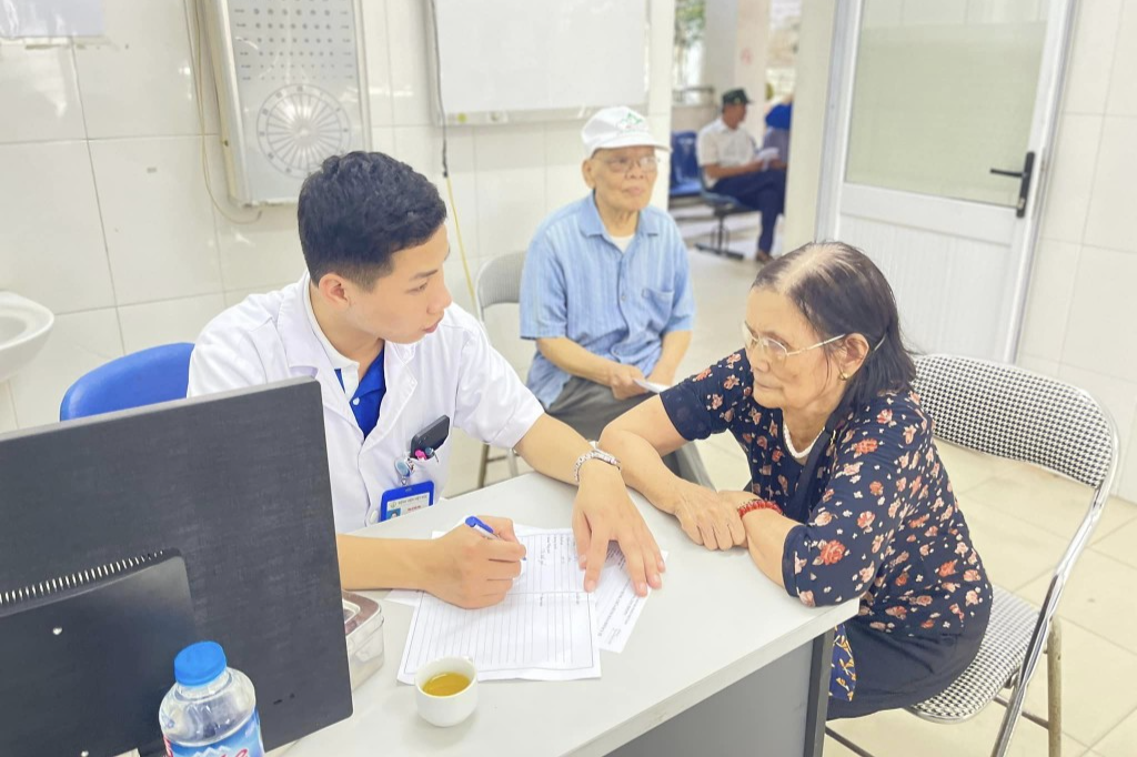 Bác sĩ trẻ đến từ Bệnh viện Việt Đức khám bệnh cho cựu thanh niên xung phong huyện Gia Lâm 