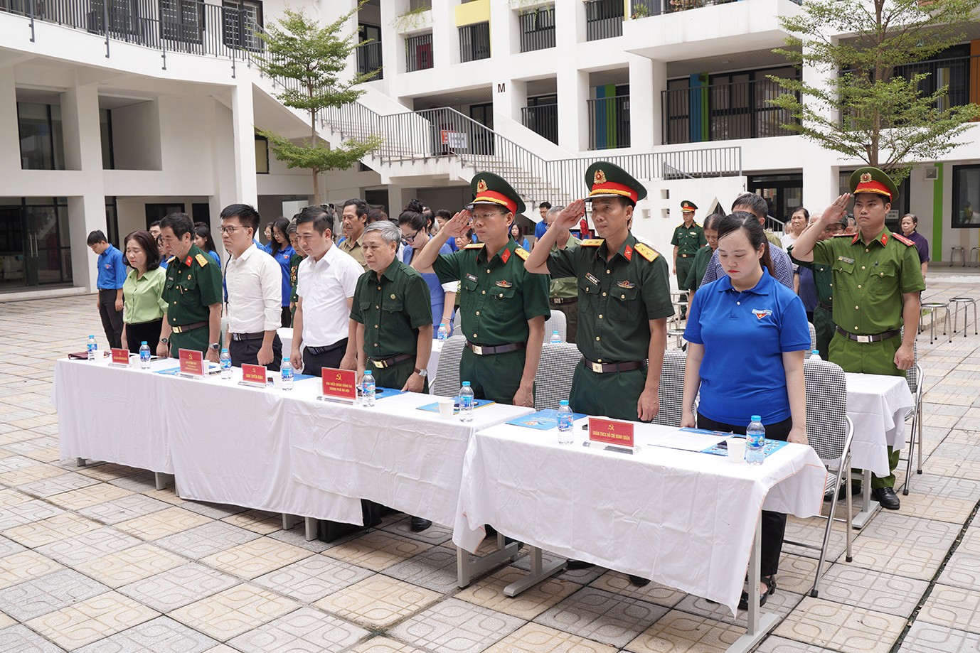 Phút mặc niệm đầy xúc động, nghẹn ngào tiếc thương cho vị lãnh đạo đáng kính của dân tộc ta