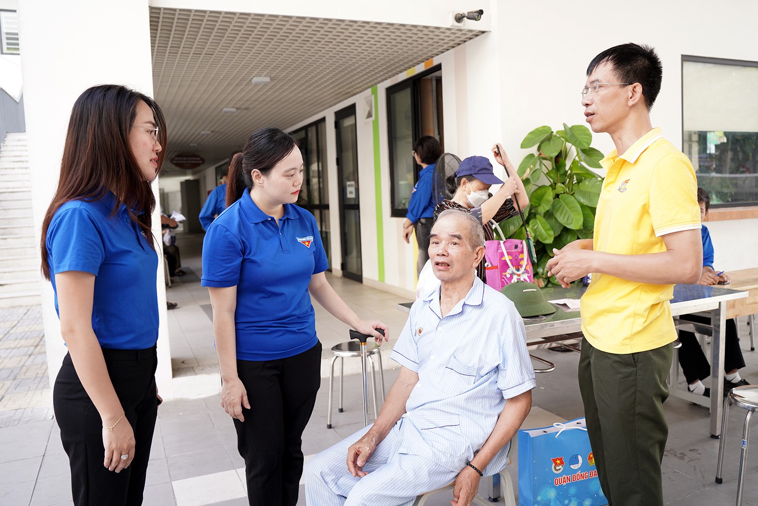 Ban Thường vụ Quận đoàn Đống Đa hỏi thăm, chia sẻ và động viên người có công và thân nhân đã không quản đường xá xa xôi đến với chương trình