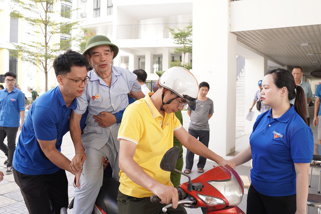 Lực lượng đoàn viên, thanh niên luôn túc trực, sẵn sàng hỗ trợ người có công trong suốt quá quá trình khám bệnh và cấp phát thuốc miễn phí