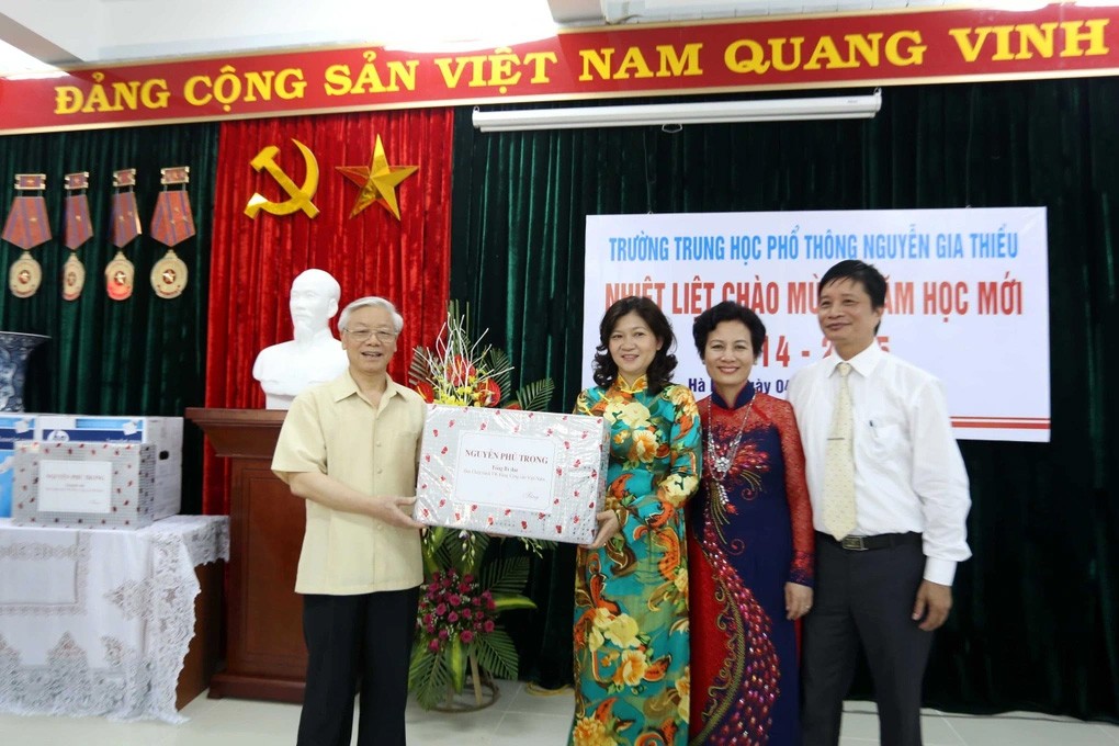 Cố Tổng Bí Thư tại lễ khai giảng năm học mới ở Trường THPT Nguyễn Gia Thiều năm 2014- 2015 (Ảnh: Nhà trường cung cấp).