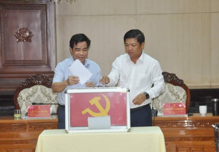 Các đại biểu bỏ phiếu bầu ông Nguyễn Đức Dũng, Giám đốc Công an tỉnh giữ chức Phó Bí thư Tỉnh ủy Quảng Nam nhiệm kỳ 2020-2025