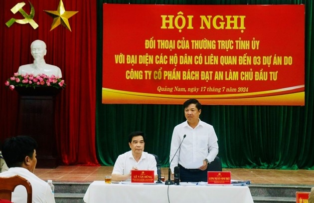 Lãnh đạo tỉnh Quảng Nam chủ trì buổi đối thoại. Ảnh P.B