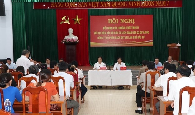 ông Lương Nguyễn Minh Triết, Bí thư Tỉnh ủy và ông Lê Văn Dũng, Phó Bí thư Thường trực Tỉnh ủy, Chủ tịch UBND tỉnh Quảng Nam đã chủ trì buổi đối thoại 