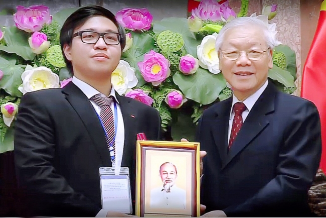 Nhớ mãi cái bắt tay nồng ấm của Tổng Bí thư Nguyễn Phú Trọng
