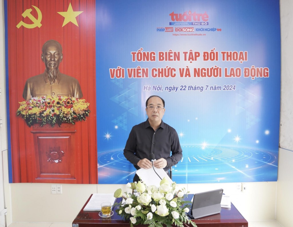 Nhà báo Nguyễn Mạnh Hưng, Tổng Biên tập báo Tuổi trẻ Thủ đô trao đổi với người lao động tại chương trình đối thoại