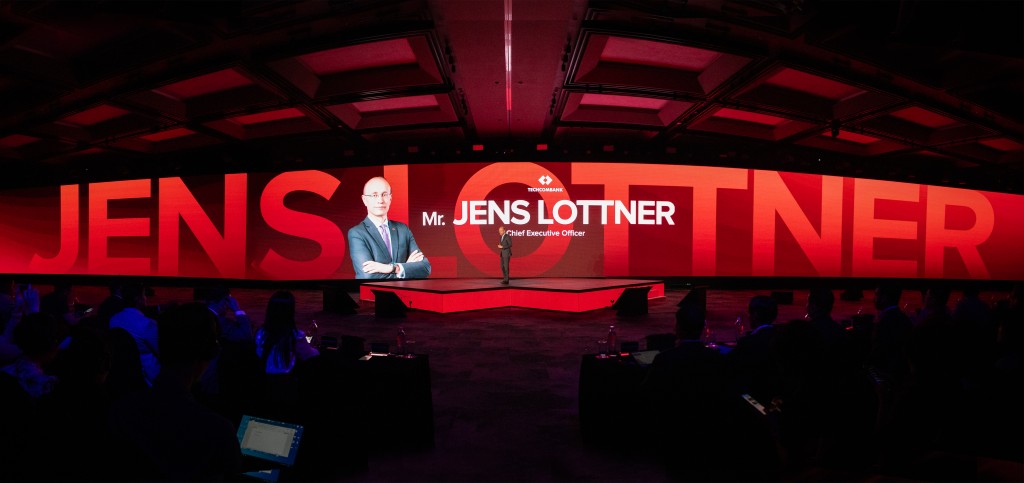 CEO Jens Lottner mở đầu sự kiện với bài phát biểu khai mạc ấn tượng 