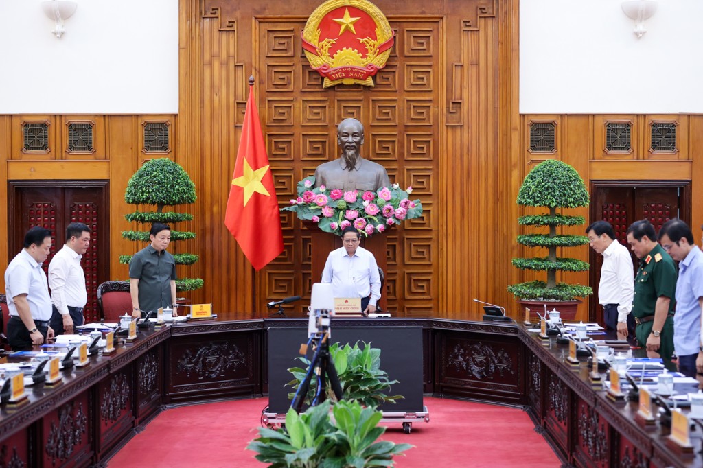 Thủ tướng Phạm Minh Chính cùng các đại biểu thành kính dành một phút mặc niệm tưởng nhớ Tổng Bí thư Nguyễn Phú Trọng - nhà lãnh đạo lỗi lạc, trọn đời vì nước, vì dân - Ảnh: VGP/Nhật Bắc