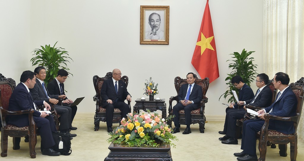 Phó Thủ tướng Trần Lưu Quang đánh giá cao nỗ lực, tâm huyết và những đóng góp to lớn của ông Takebe Tsutomu đối với quan hệ Việt Nam-Nhật Bản - Ảnh: VGP/Hải Minh