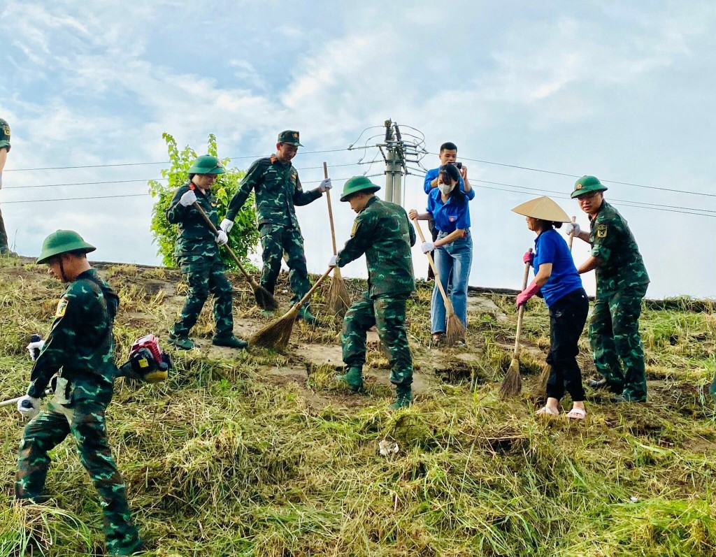  Các tình nguyện viên hăng hái tham gia các hoạt động bảo vệ môi trường. 