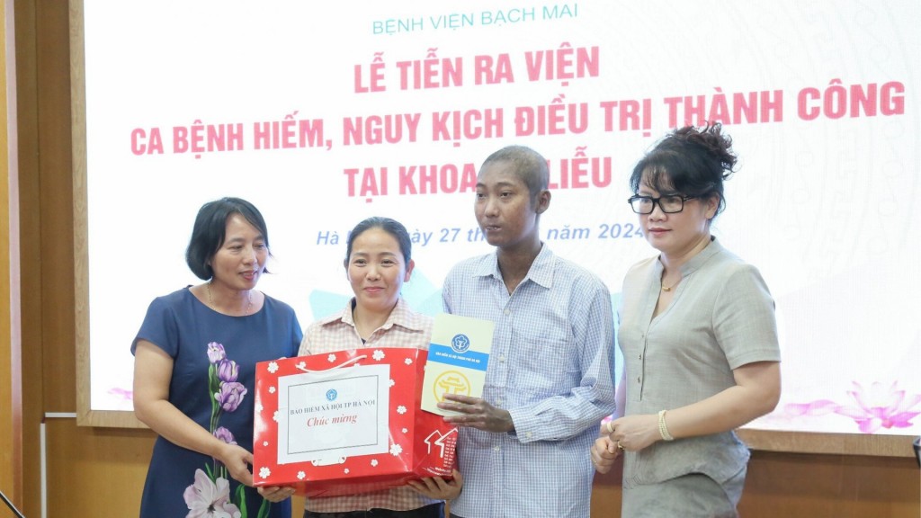 Đại diện lãnh đạo BHXH TP. Hà Nội tặng quà cho bệnh nhân tại Bệnh viện Bạch Mai