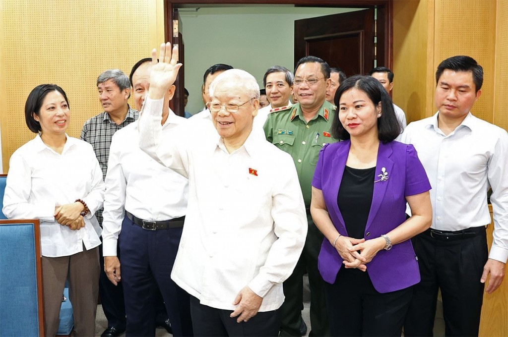 Tổng Bí thư Nguyễn Phú Trọng đến tiếp xúc cử tri tại trụ sở quận Đống Đa (ảnh TTXVN).