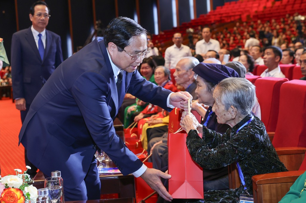 Thủ tướng và lãnh đạo Đảng, Nhà nước trao quà tặng người có công với cách mạng - Ảnh: VGP/Nhật Bắc