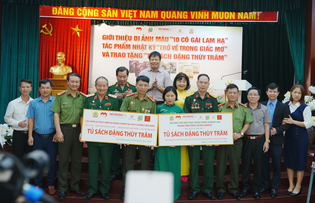 BTC trao rao tặng Tủ sách Đặng Thùy Trâm cho trường THCS Lương Văn Nám