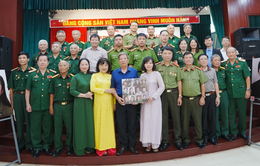 BTC trao rao tặng di ảnh màu của 10 cô gái Lam Hạ tới Bảo tàng Phụ nữ Việt Nam