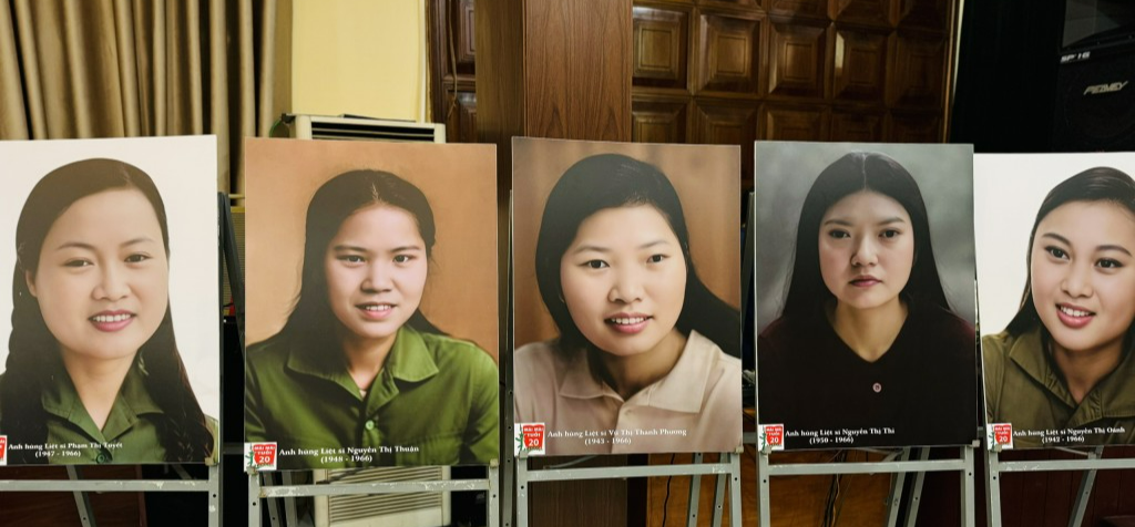 Chân dung ảnh màu của 10 nữ Anh hùng liệt sĩ Lam Hạ được trưng bày