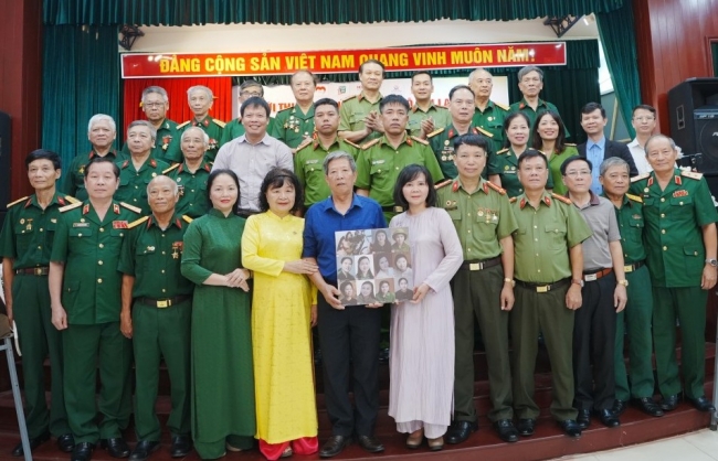 Phục dựng ảnh màu 10 nữ Anh hùng liệt sĩ dân quân Lam Hạ