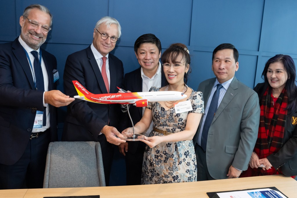 Tiến sĩ Nguyễn Thị Phương Thảo, Chủ tịch HĐQT Vietjet (giữa, bên phải) và ông Christian Scherer, Tổng Giám đốc của Airbus (giữa, bên trái) cùng các lãnh đạo cấp cao hai bên chứng kiến Lễ ký kết hợp đồng đặt mua 20 máy bay thân rộng thế hệ mới A330neo