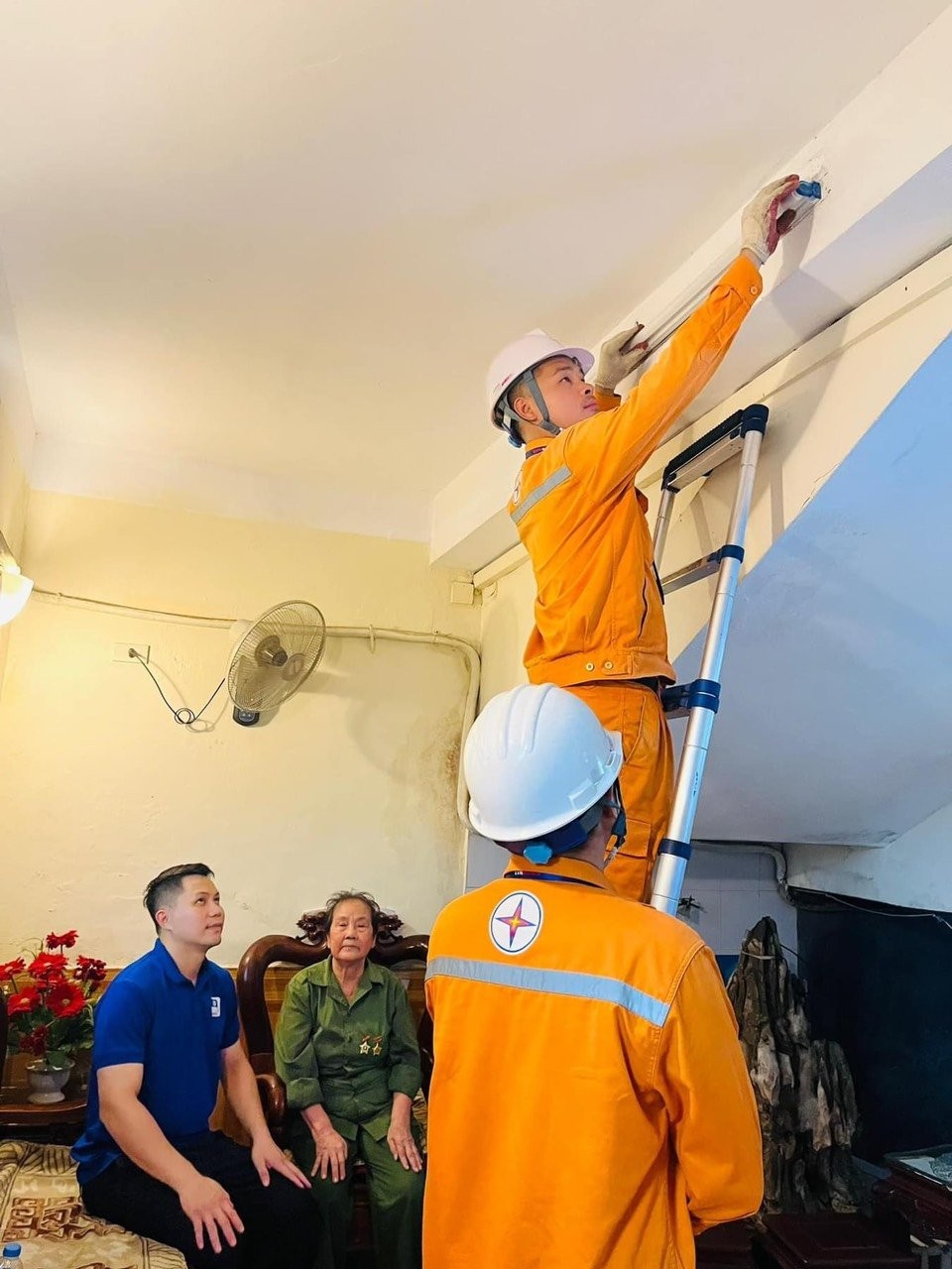 Cán bộ công nhân viên EVNHANOI cải tạo, sửa chữa hệ thống điện đã cũ nát tại nhà Mẹ Việt Nam Anh