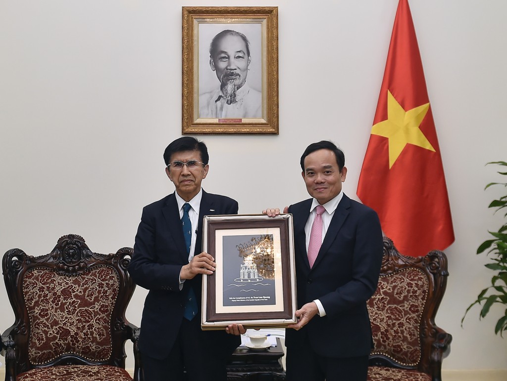 Phó Thủ tướng Trần Lưu Quang và Phó Chủ tịch kiêm Tổng Giám đốc điều hành Tập đoàn NIDEC (Nhật Bản) Kitao Yoshihisa - Ảnh: VGP/Hải Minh