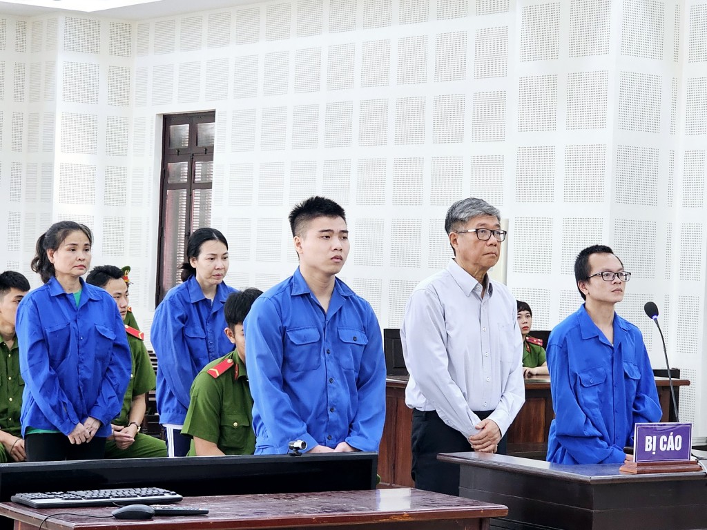 Các bị cáo bị tuyên án sau 2 ngày xét xử. Bị cáo Lâm Thị Hồng Tâm, cựu thủ quỹ trường ĐHBK Đà Nẵng bị tuyên án tử hình (Ảnh VKSND)